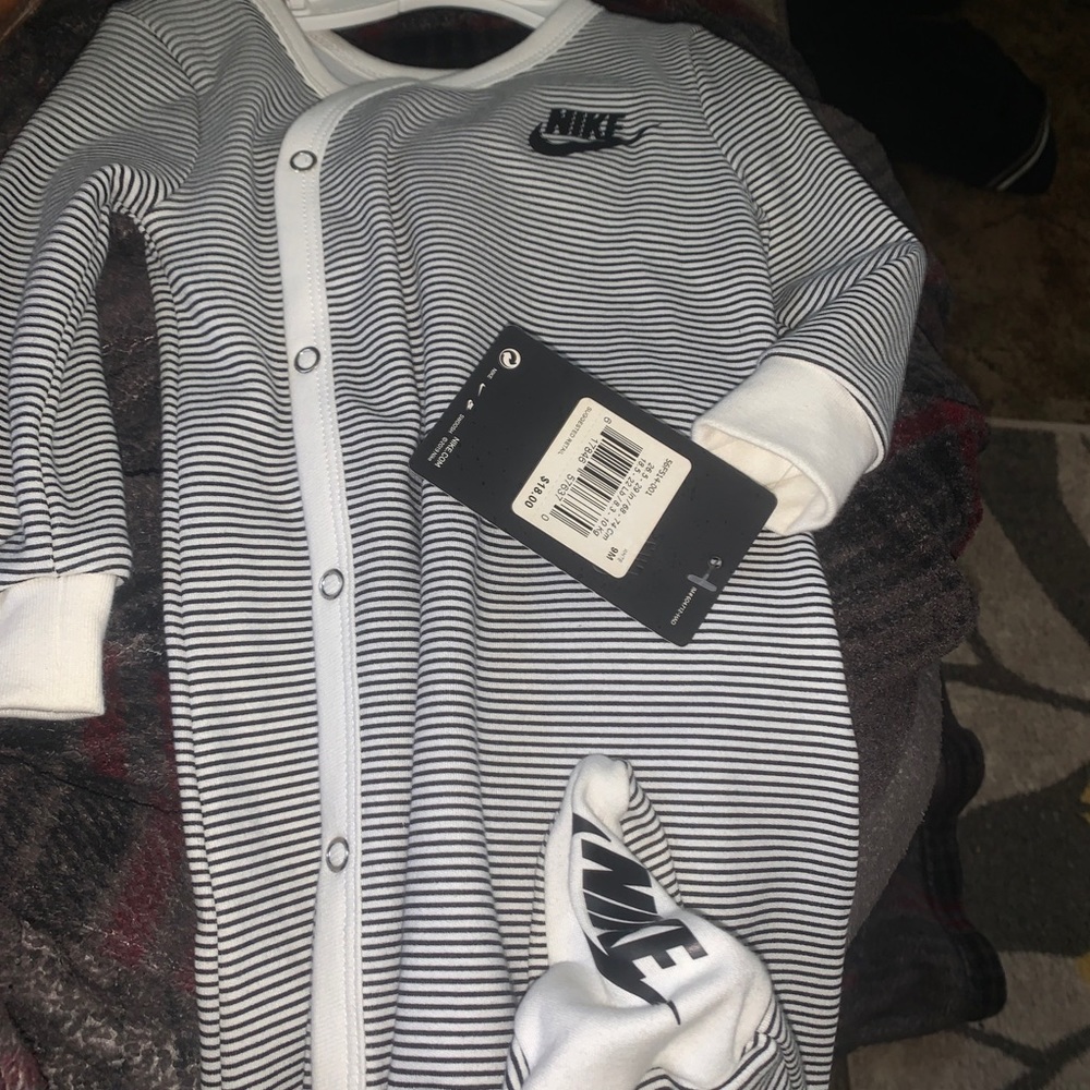 NIKE SLEEPER SIZE 9M